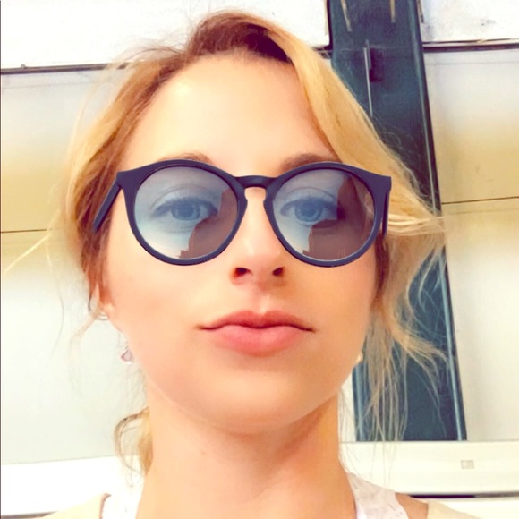 Meet your Posher, Carissa - Picture 1 of 1